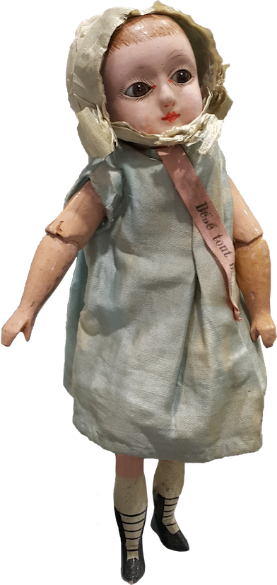 Маленькая кукла Тубуа в оригинальной одежде с фирменной ленточкой. 
Красноярский музей игрушки и рукоделия. Из статьи Натальи Курочкиной «Bébé tout en bois»